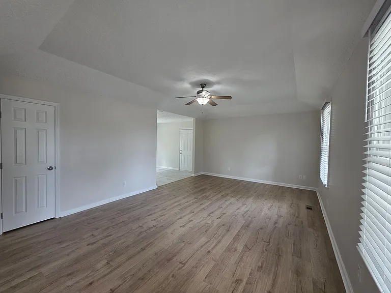 307 Castlewood Dr — Photo 15