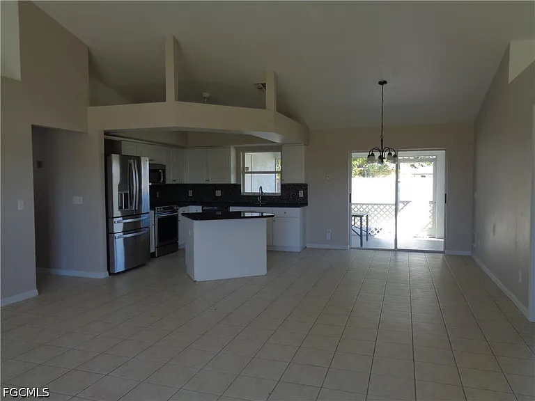 1101 NW 19th Pl — Photo 4