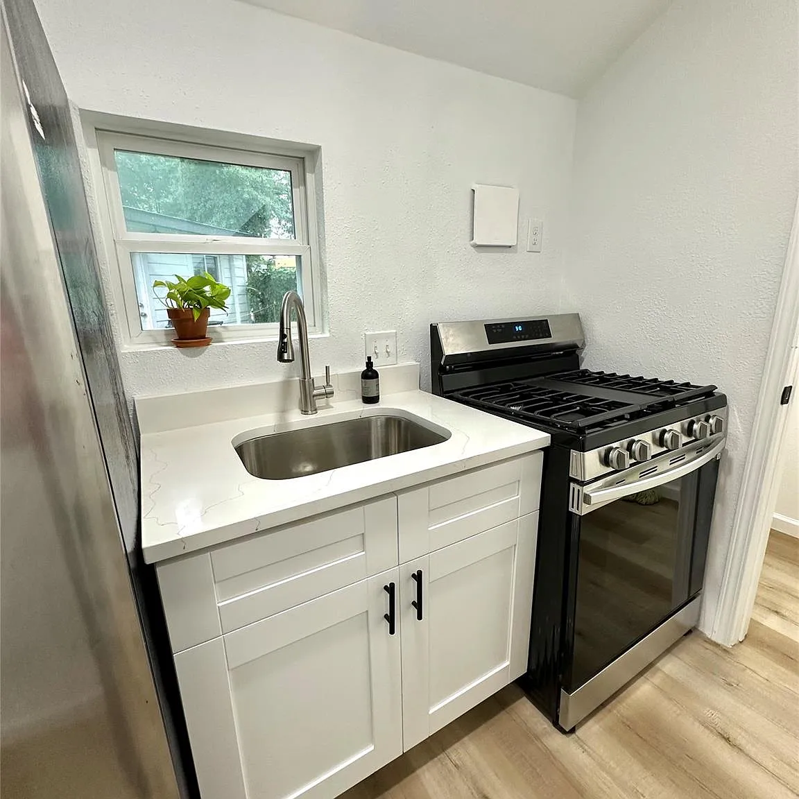 2 bed, 1.0 bath, 770 sqft, $1,400 — Photo 2