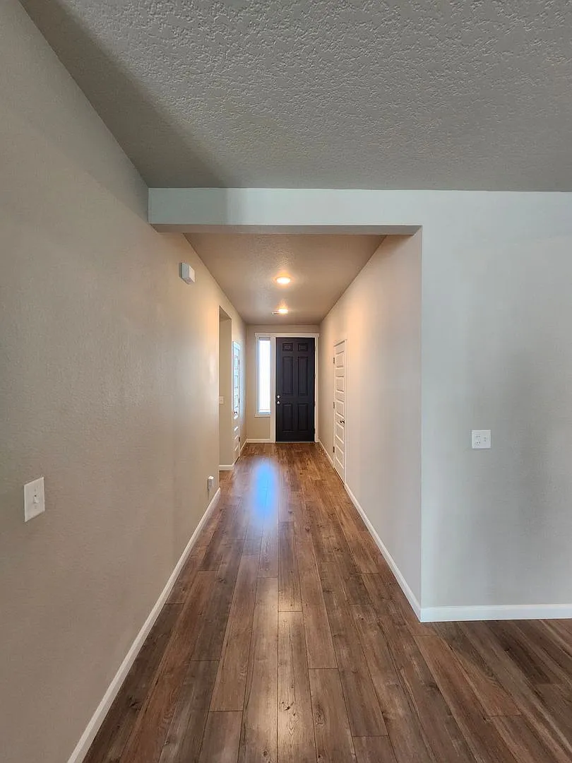 West Richland Contemporary Style Living! — Photo 2