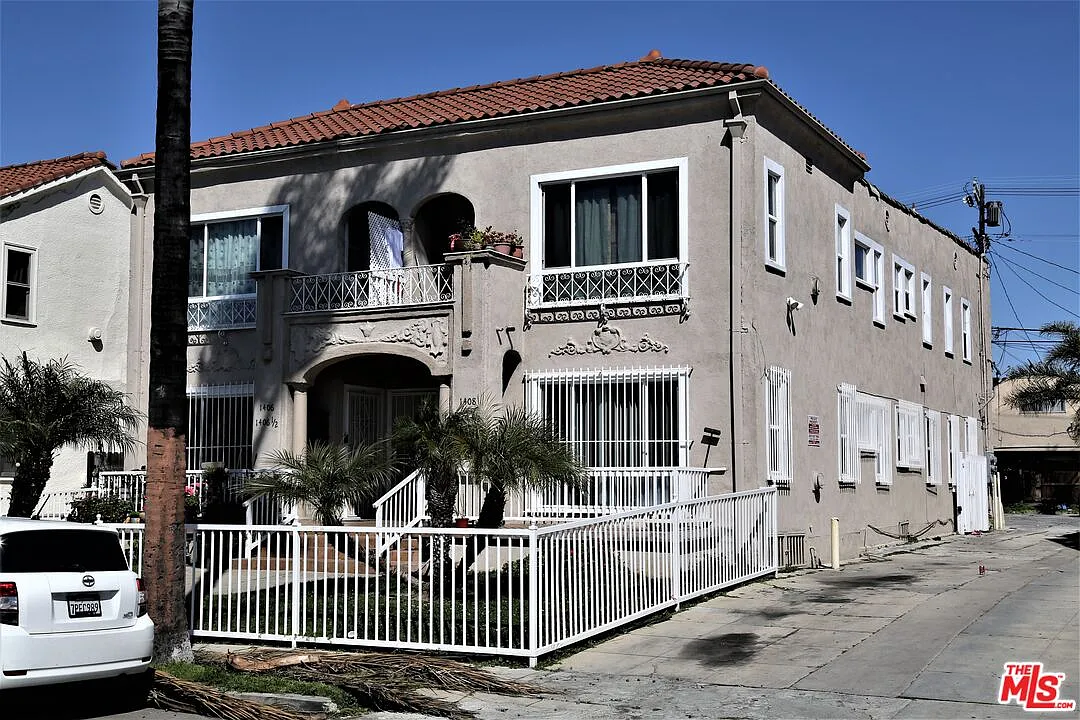 2 bed, 2.0 bath, 4888 sqft, $2,850 — Photo 2