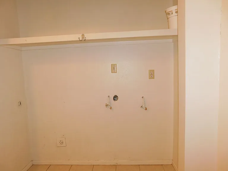 402 Dressell Dr — Photo 10