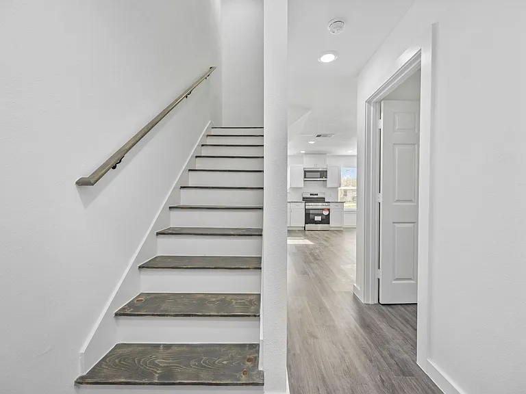 7611 Shotwell St #B — Photo 6
