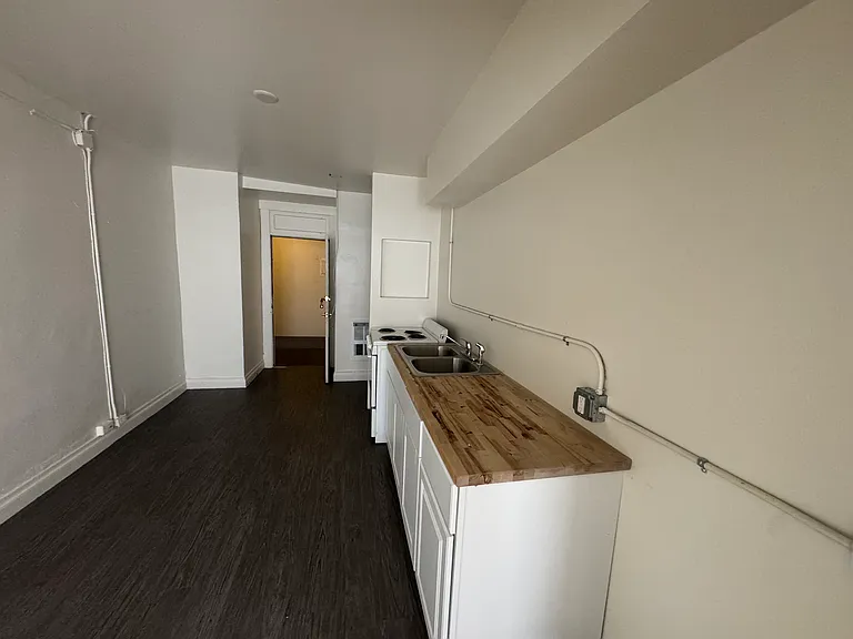 Third Avenue Apartments — Photo 18