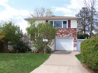 7 Huron Dr, Bay Shore, NY 11706
