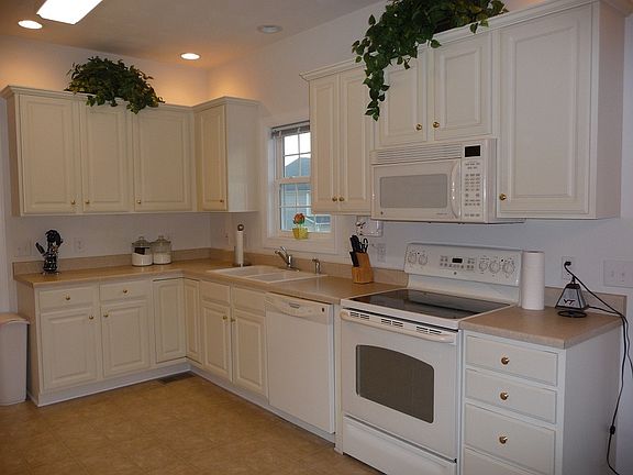 3rd image of 1210 Brook Cir