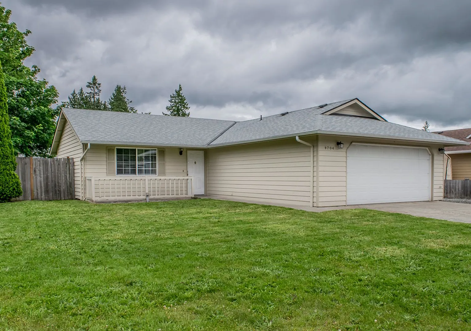 **Move-In Special**3 bed 2 bath rambler w/ 2 car garage & fully fenced backyard! — Photo 1