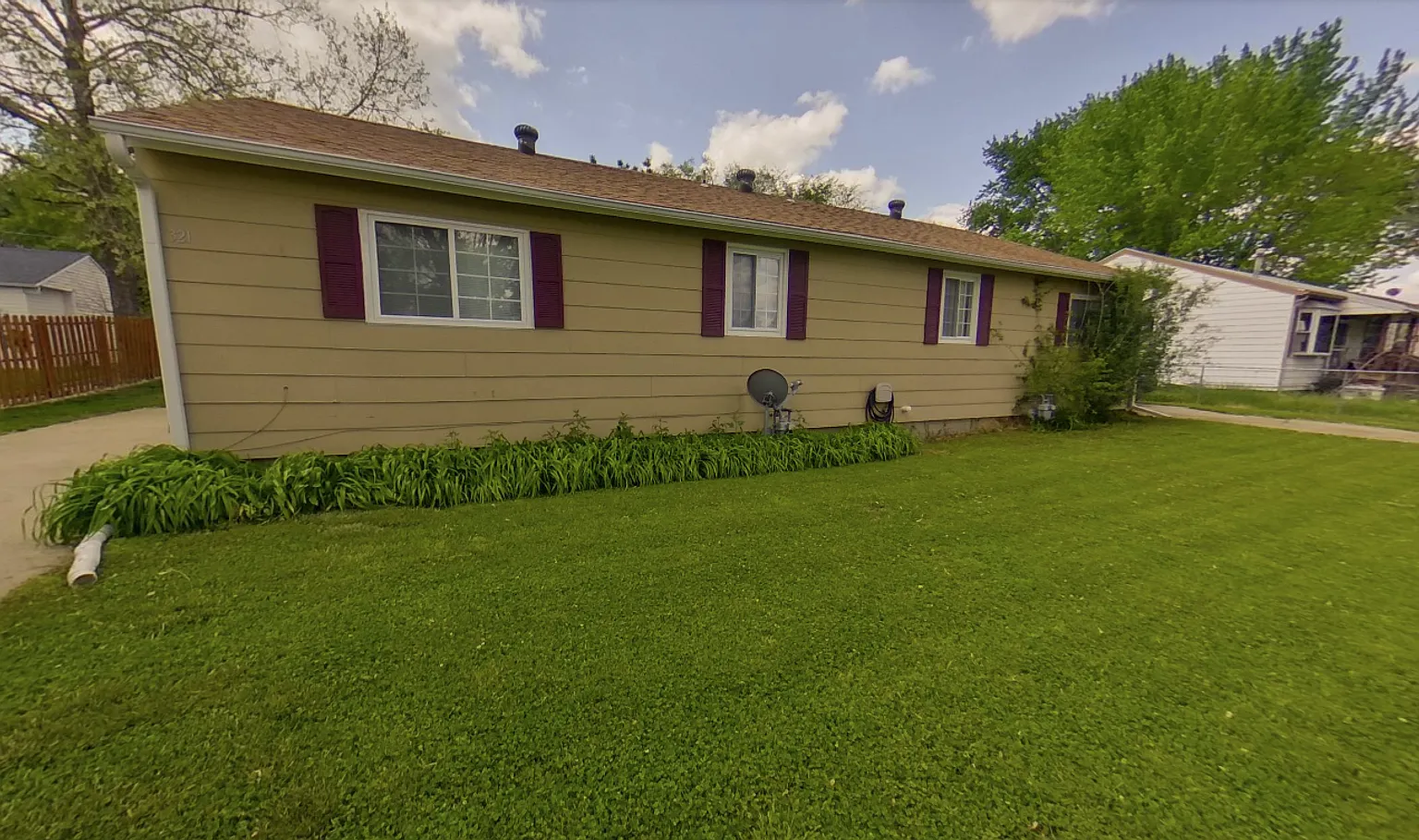 3D Tour Available - Updated Duplex + Washer & Dryer + Off-Street Parking! Available November 3rd! — Photo 1