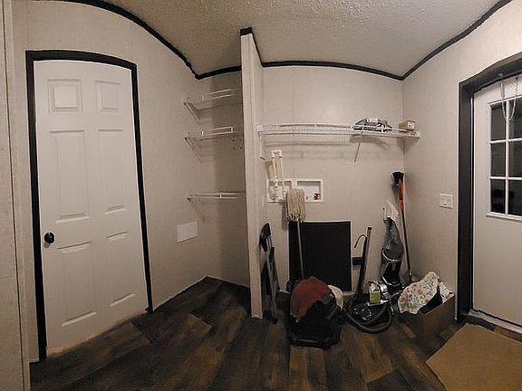 Laundry room with hook-ups 