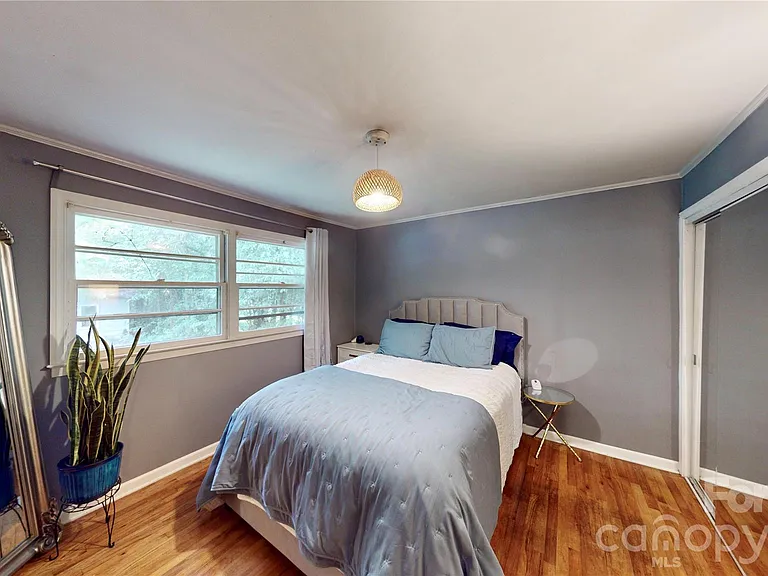1136 E Woodlawn Rd — Photo 19