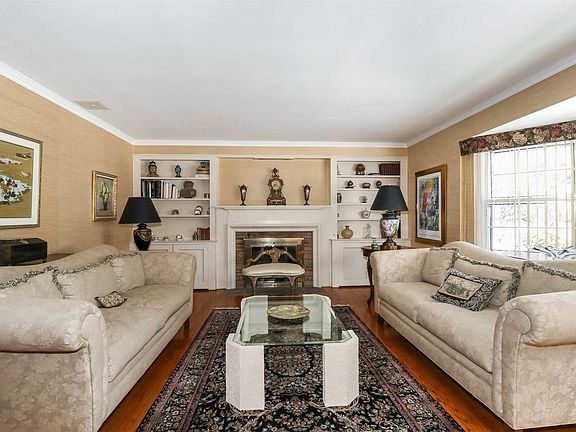 5th image of 15 Boxwood Ln