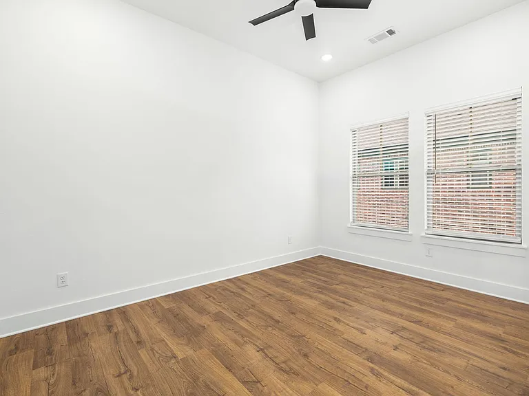 $250 Amazon Gift Card if lease signed by June 30th! Luxury New 1 Bed TH!! — Photo 18