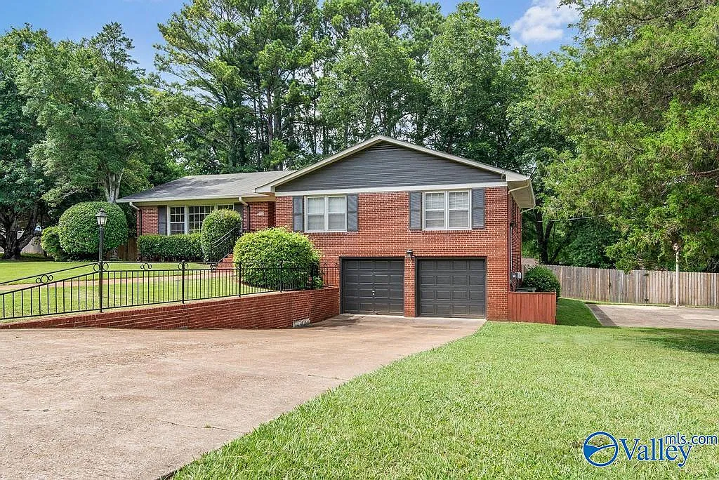 4 bed, 2.0 bath, 2138 sqft, $2,200 — Photo 2