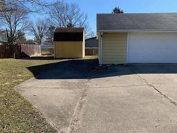 3rd image of 2 Cranewood Dr