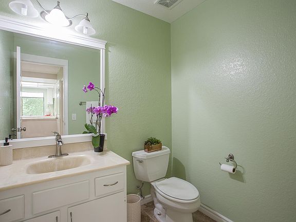 4th image of 18045 Hillwood Ln