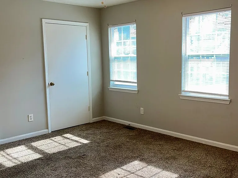945 Silverwood Dr — Photo 6