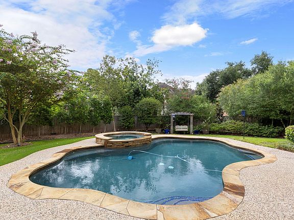 3rd image of 2 Snow Pond Pl