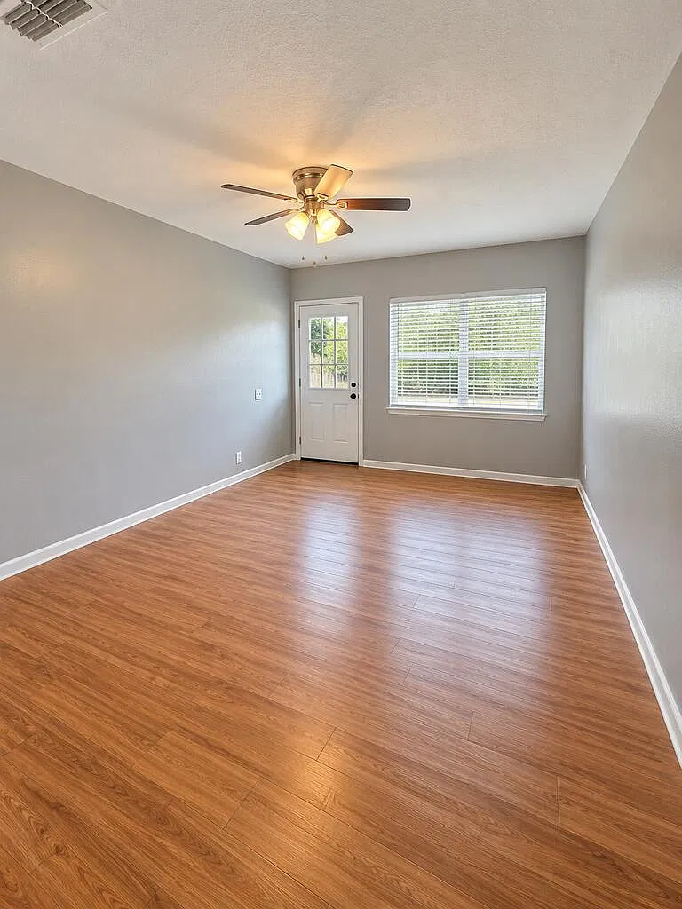 3 bed, 1.0 bath, 1300 sqft, $1,400 — Photo 4