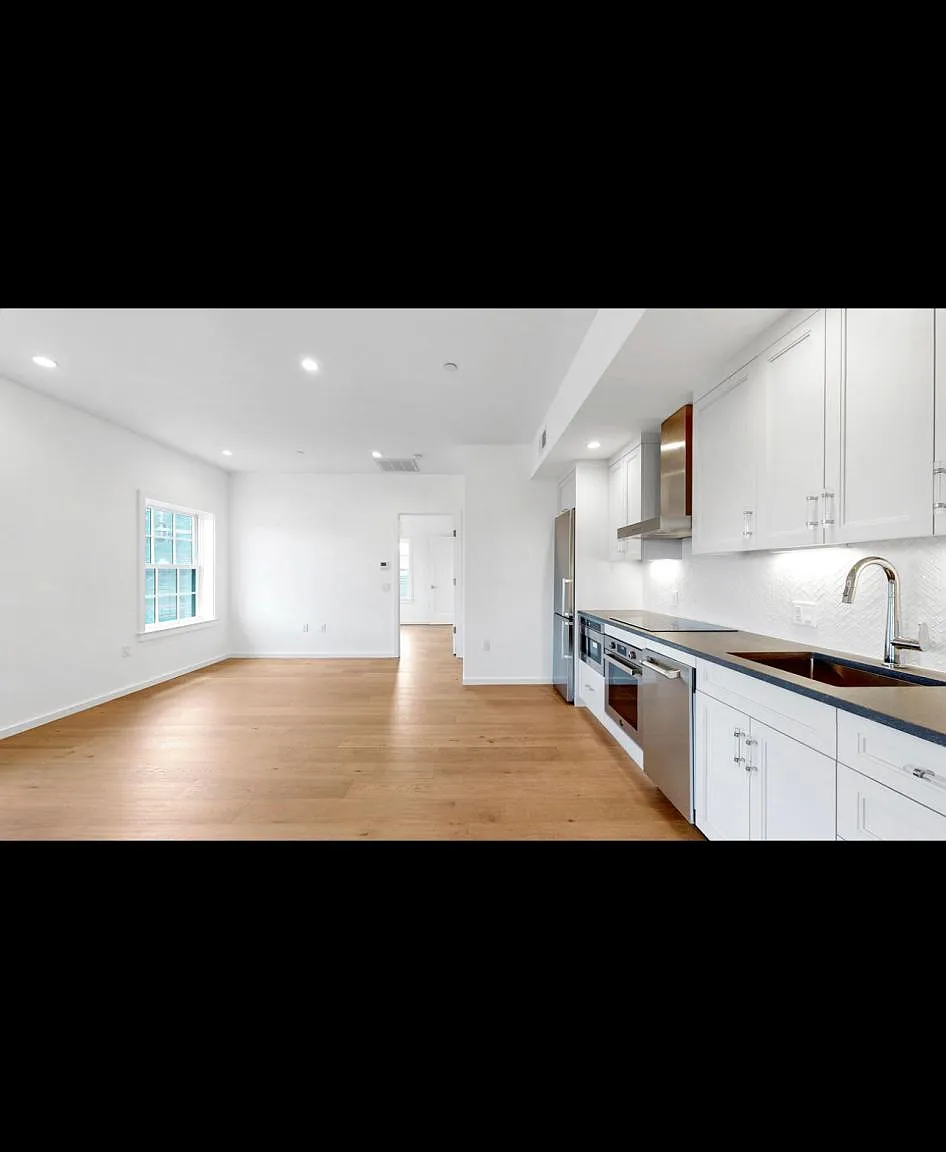 18 N Main St — Photo 1