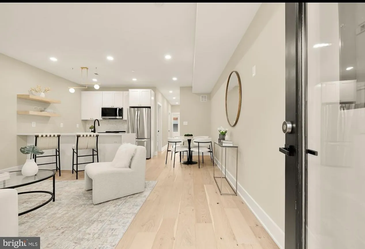 2 bed, 806 sqft, $2,800 — Photo 2