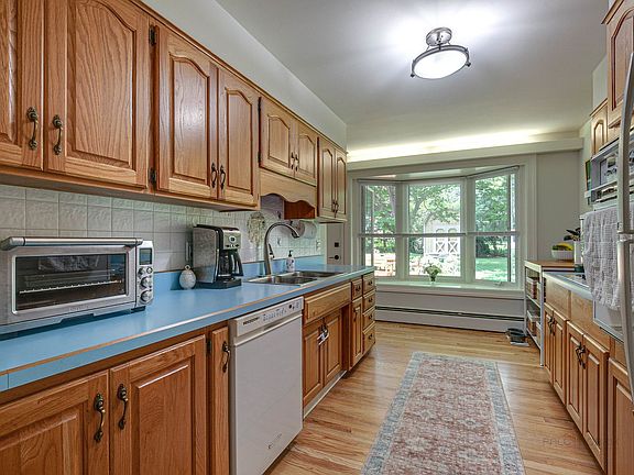 5th image of 710 Rockland Ave