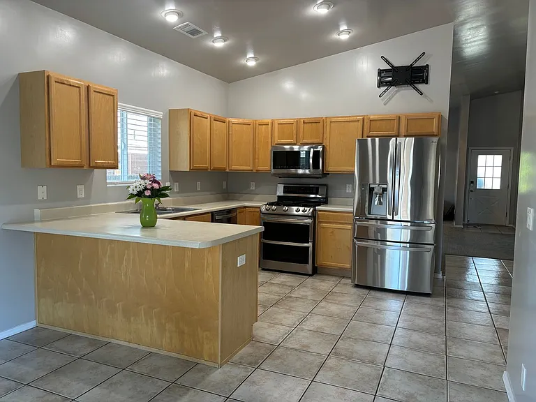 2730 N Ellen St — Photo 9