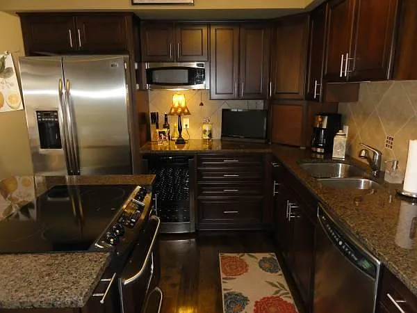 538 W 10th St — Photo 3