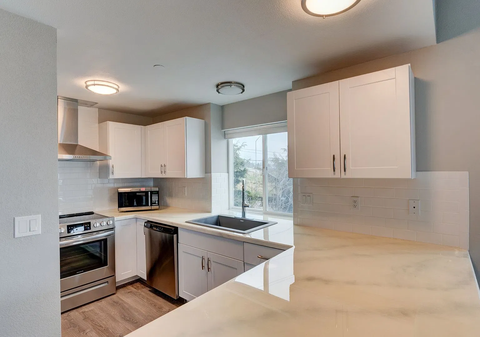 Beautifully updated 2 bed, 2 bath Condo in Pointe Of View — Photo 2