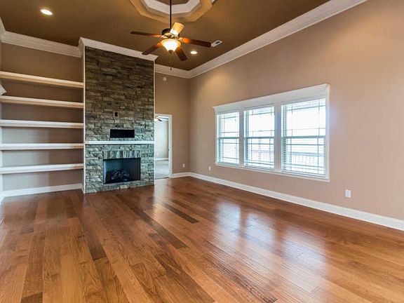 3rd image of 118 Thorncrest Dr