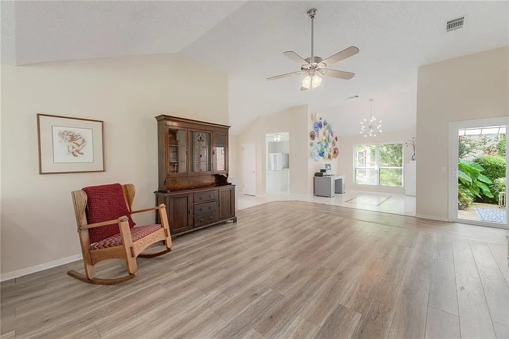 3 bed, 2012 sqft, $2,995 — Photo 2