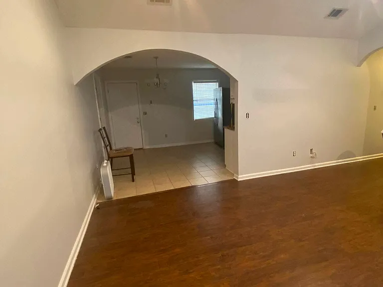 921 Wrenwood Ln — Photo 2