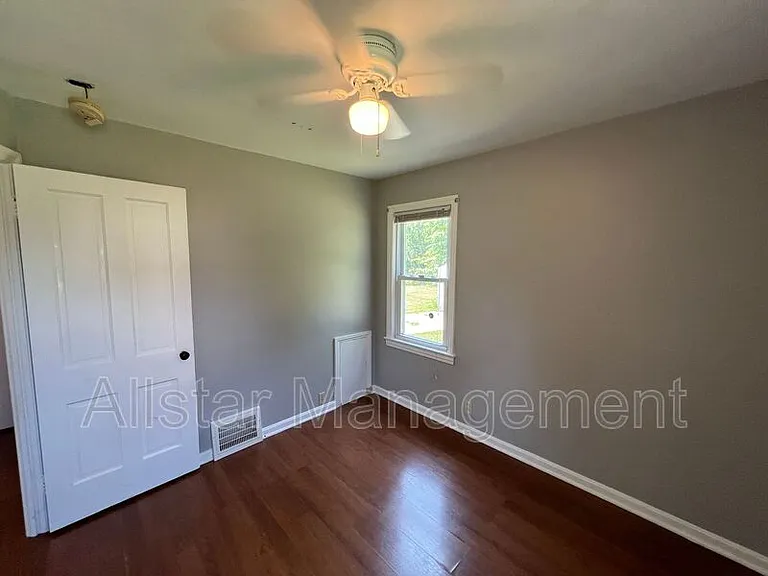 1480 E 196th St — Photo 14