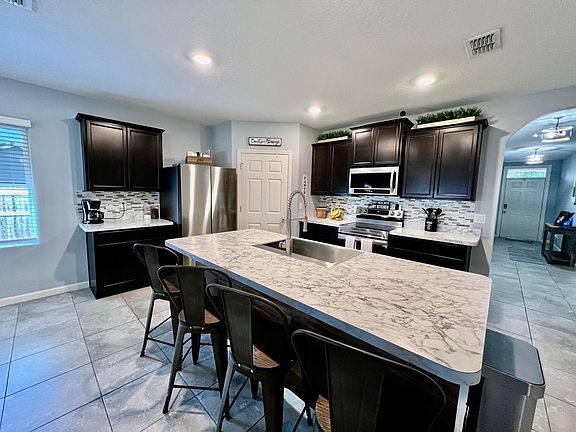 5th image of 631 SE Starflower Avenue