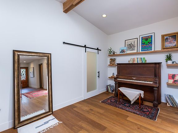5th image of 6551 Mammoth Ave