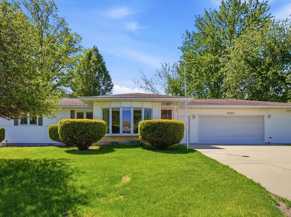 1926 Crescent Dr, Cedar Falls, IA 50613