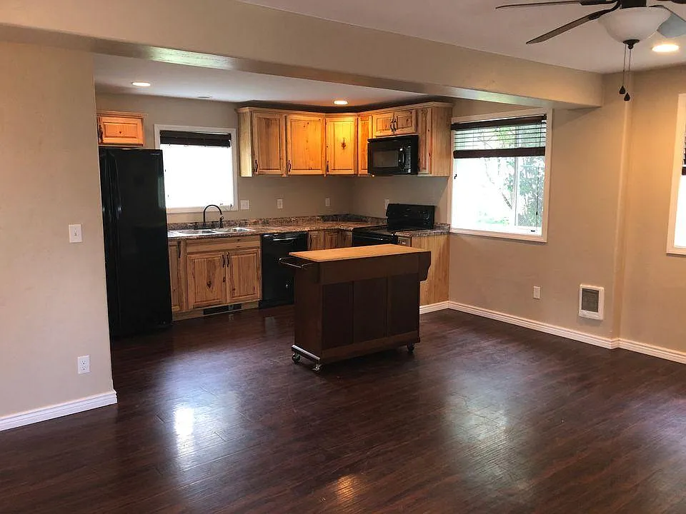 202 Farview Dr — Photo 3