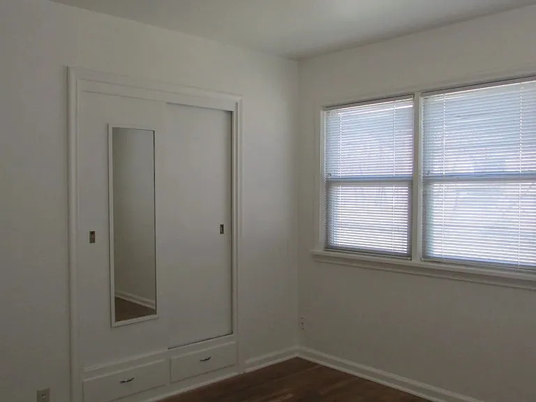 1456 E Elm St — Photo 16