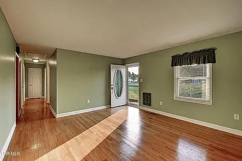 129 Camelot Ct — Photo 3