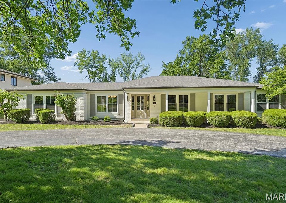 1st image of 10 Spoede Woods Dr
