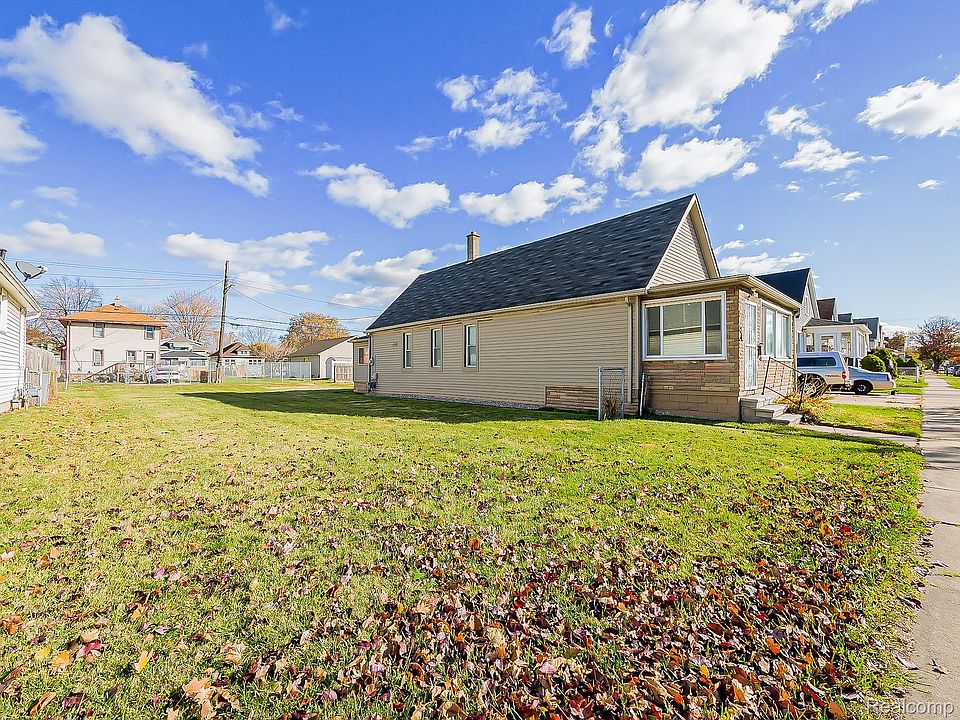 75 E Henry St, photo 16