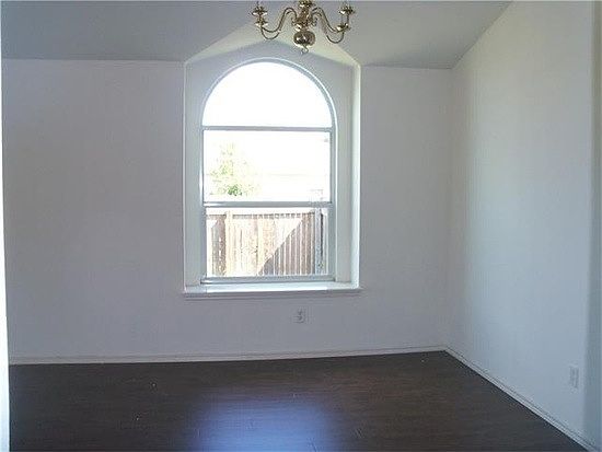 4th image of 2100 Huxley Ln