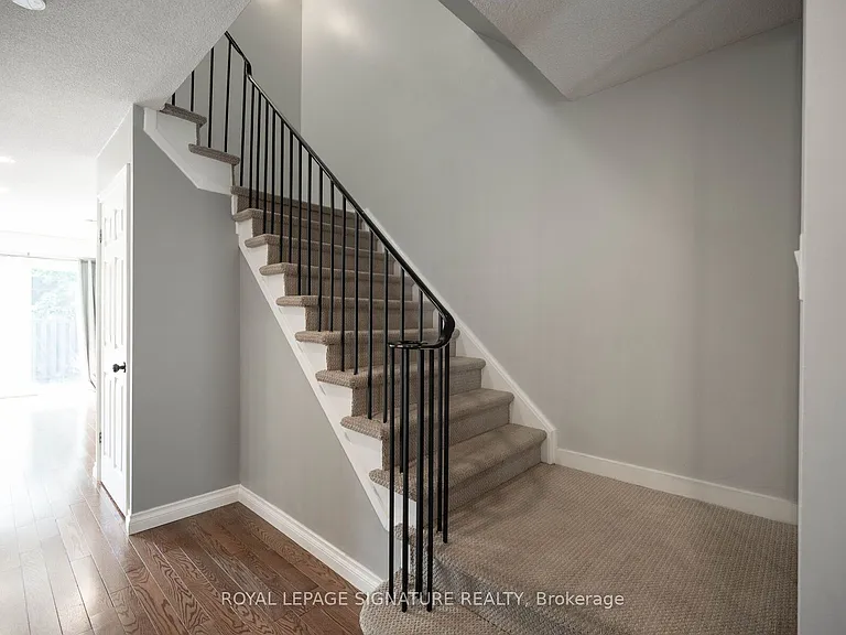 447 Ontario St N — Photo 22