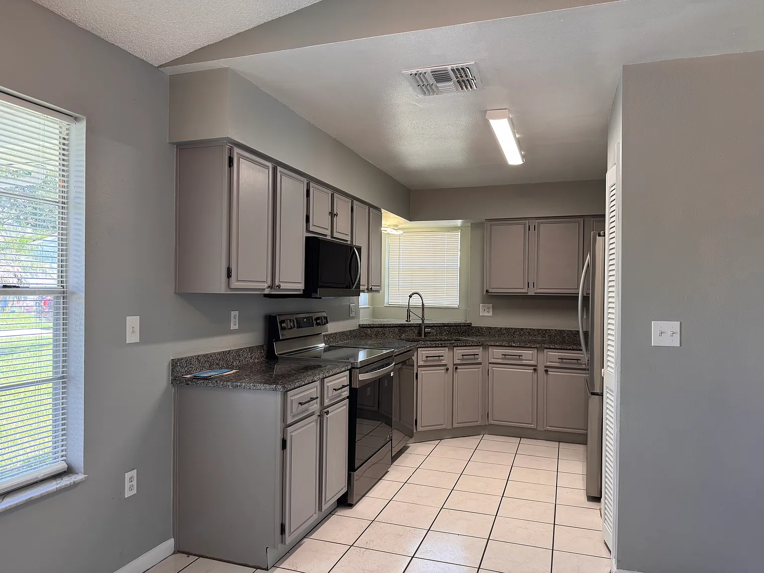 3 bed, 2480 sqft, $2,400 — Photo 4
