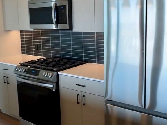 5 Range Gas Grill 
Ice Maker & Water Dispenser Built In The Fridge