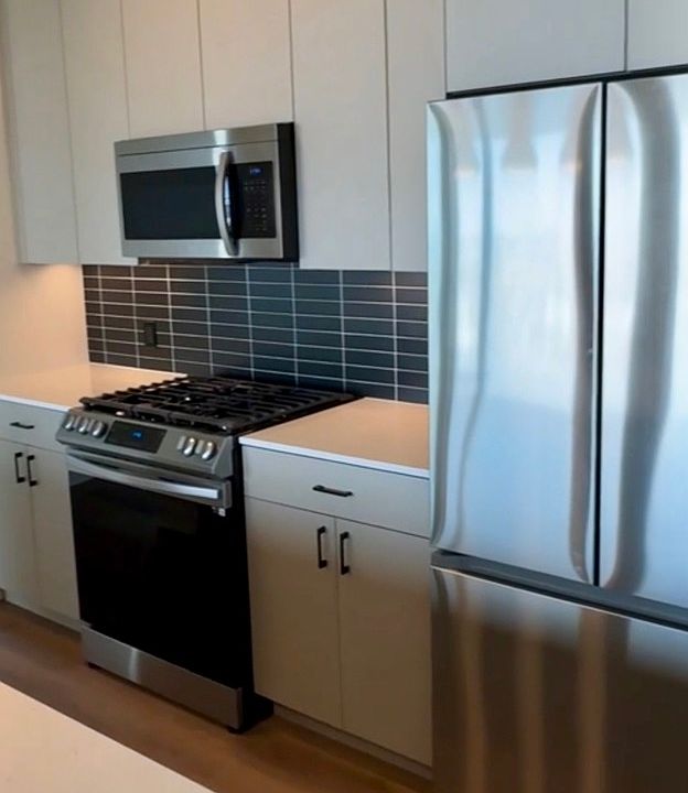 5 Range Gas Grill 
Ice Maker & Water Dispenser Built In The Fridge
