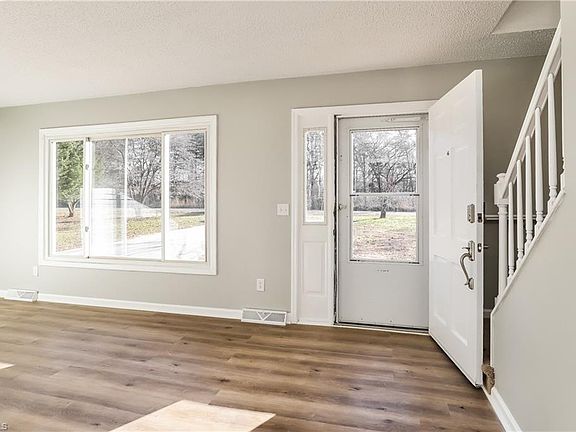 5th image of 1089 Valley Dr
