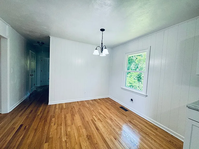 1027 Woodhaven Dr — Photo 5