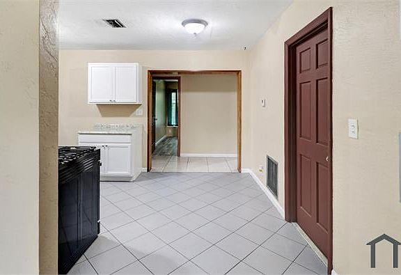 5th image of 1601 SW 46th Ave