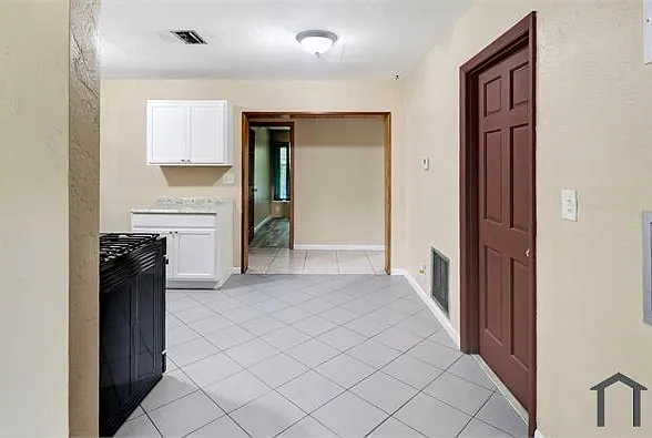 1601 SW 46th Ave — Photo 5