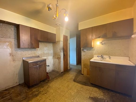 4th image of 4843 Louise St APT A